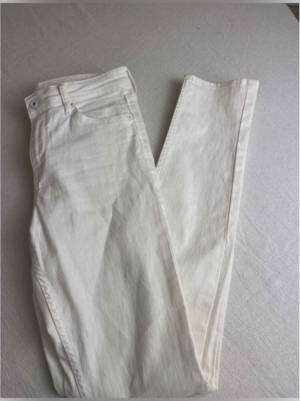 H&M White women’s size 28 jeans.